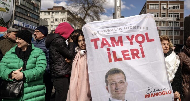 Simpatizantes protestan en apoyo al alcalde de Estambul, Ekrem Imamoglu