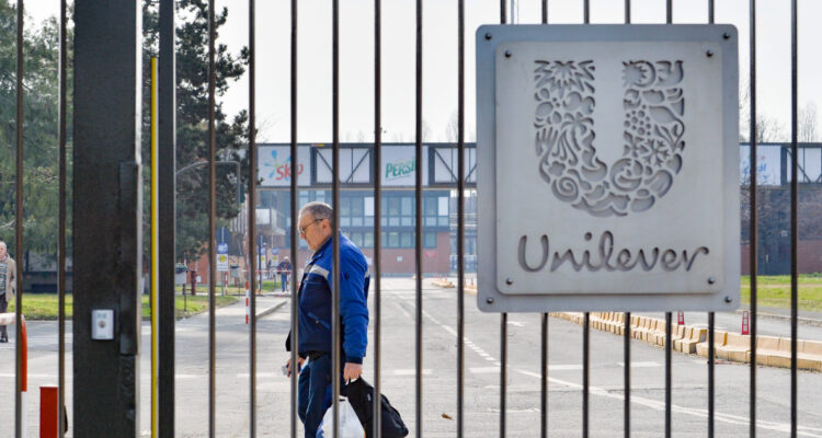 Se querellan contra Unilever y la acusan de despedir a un CEO por su “activismo social”