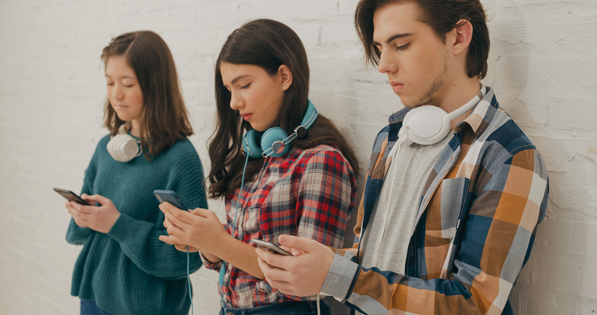 Usar el teléfono menos de dos horas al día contribuye a una mejor salud mental, revela nuevo estudio