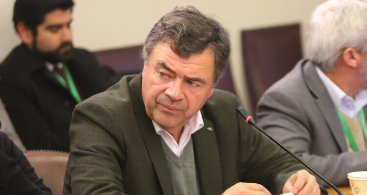 Cuestionan ausencia de Valenzuela a sesión de comisión de Agricultura para abordar conflicto en el SAG