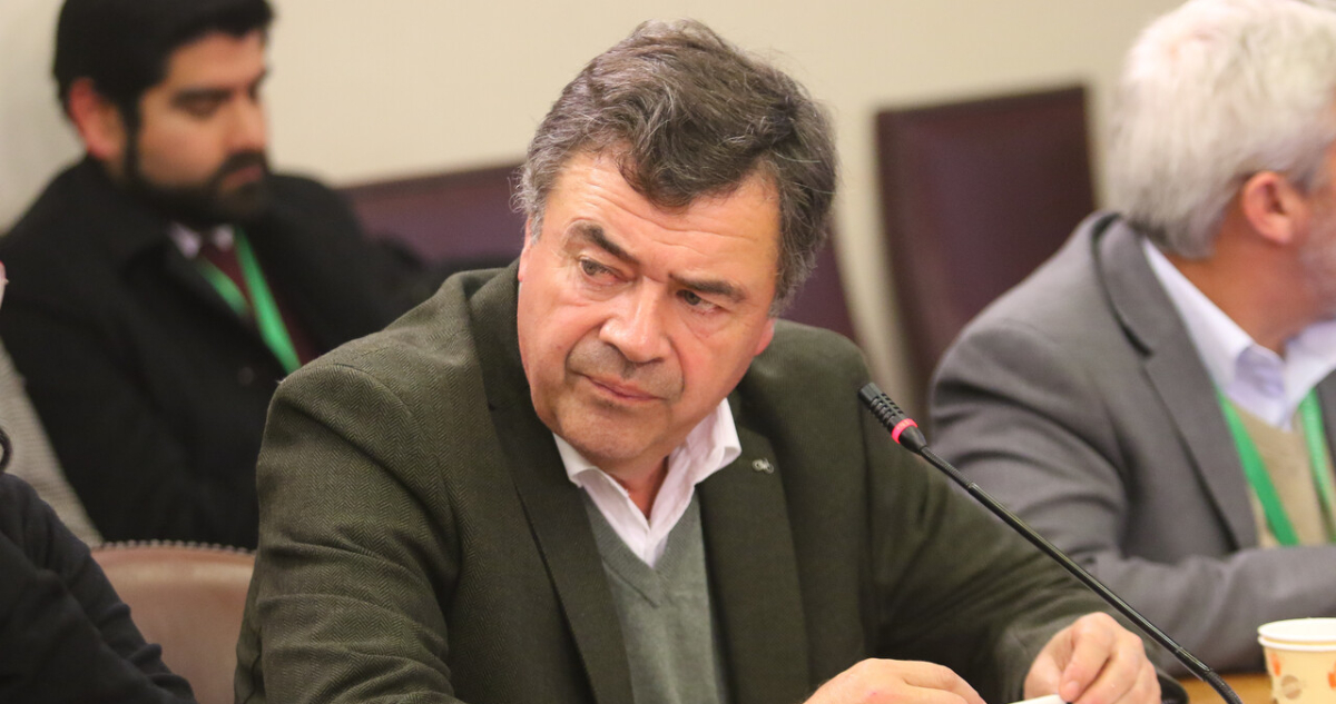 Cuestionan ausencia de Valenzuela a sesión de comisión de Agricultura para abordar conflicto en el SAG