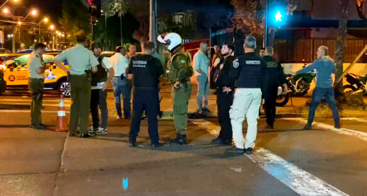 Vecina de Ñuñoa que socorrió a carabinero baleado relató el horror: “Gritó ‘¡policía!’ y ahí balazos”