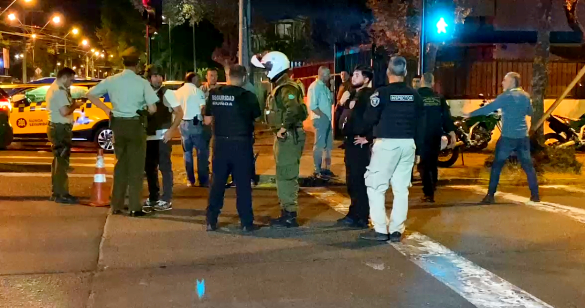 Vecina de Ñuñoa que socorrió a carabinero baleado relató el horror: “Gritó ‘¡policía!’ y ahí balazos”