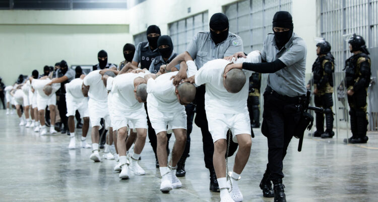 Venezolanos detenidos en el CECOT