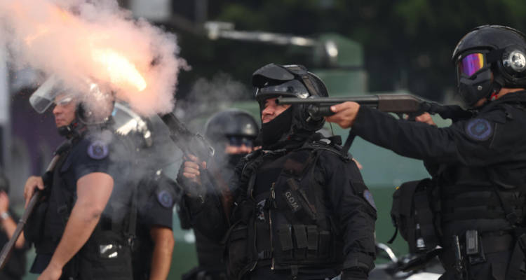 Acusan alta violencia de la policía argentina contra los manifestantes en marcha de los jubilados