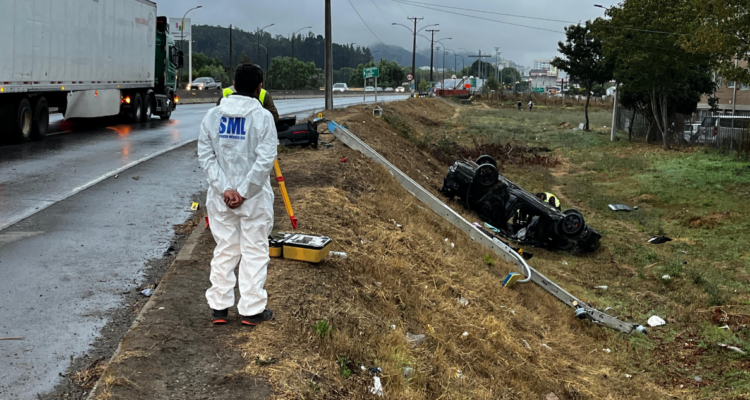 Vehículo destruido tras volcamiento cerca de cárcel El Manzano de Concepción