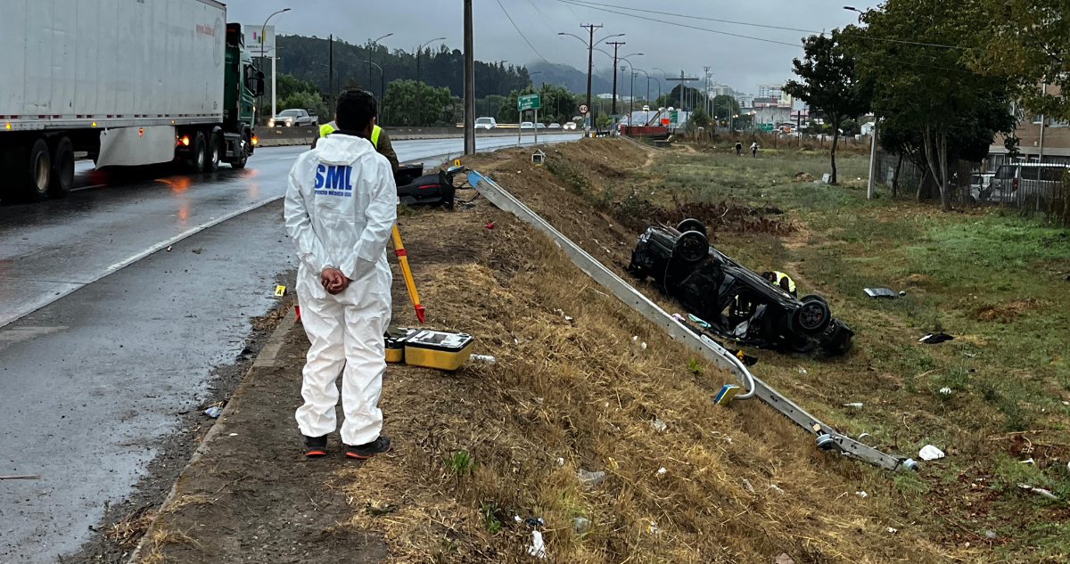 Vehículo destruido tras volcamiento cerca de cárcel El Manzano de Concepción