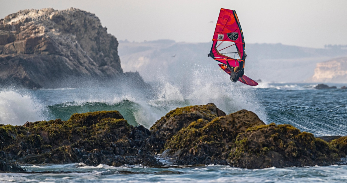 Jóvenes talentos mundiales del windsurf dominan el inicio del Chile World Cup en Matanzas.