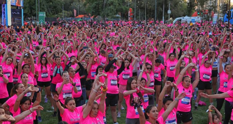 Más de 6 mil mujeres iluminaron la noche de fucsia en la emocionante carrera Women’s Night Out 2025