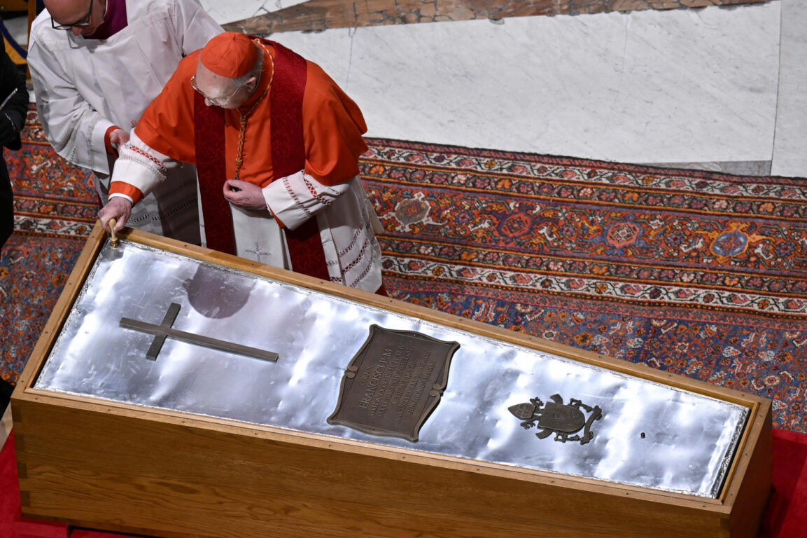 Cierra el féretro del papa Francisco en basílica de San Pedro: 250.000 fieles le dieron último adiós