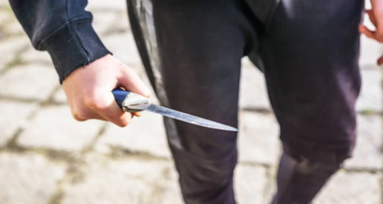 Estudiante de 13 años apuñalado en el cuello por compañero en Lota permanece estable pero sigue grave