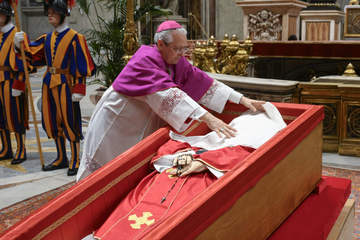 El cierre del féretro del papa Francisco en basílica de San Pedro: 250.000 fieles le dieron último adiós