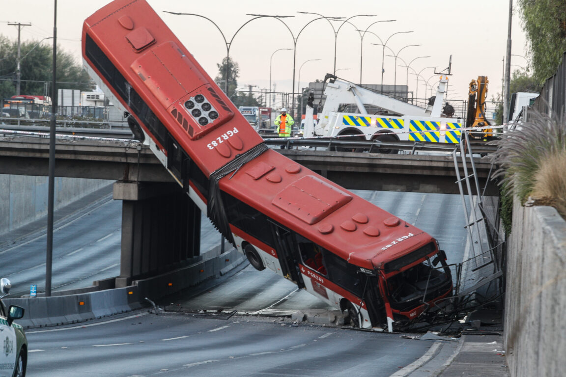 Impactantes imágenes del bus RED que cayó sobre la Autopista Central tras ser chocado por auto