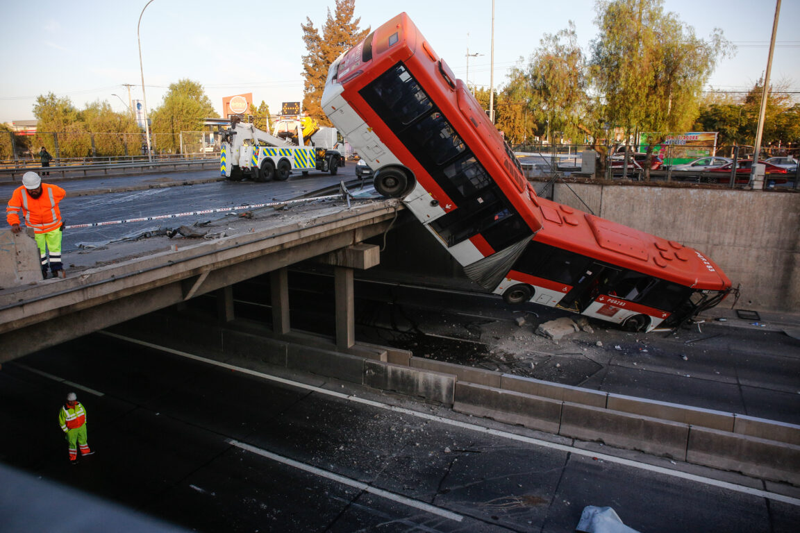 Las impactantes imágenes del bus RED que cayó sobre la Autopista Central tras ser chocado por auto
