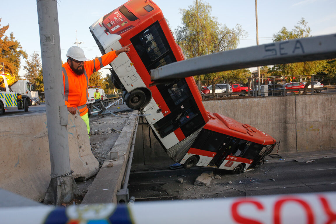 Las impactantes imágenes del bus RED que cayó sobre la Autopista Central tras ser chocado por auto