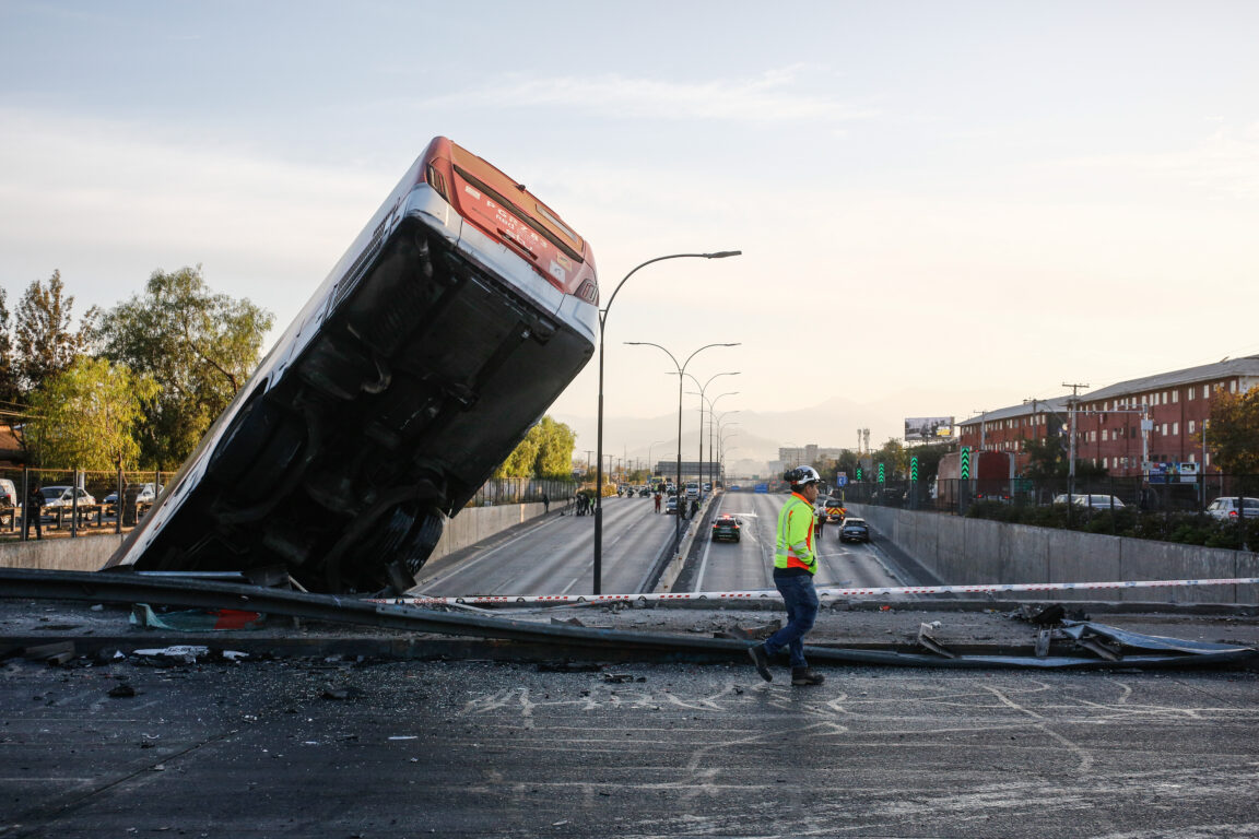 Imágenes del grave accidente de bus RED que cayó sobre la Autopista Central tras ser chocado por auto