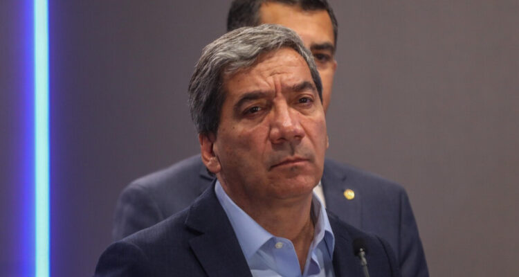 Durán se aferra al cargo en medio de advertencia de la DC y la preocupación de La Moneda por AC