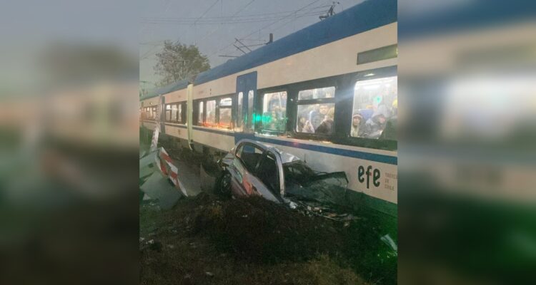 Vehículo termina destruido tras accidente con el Biotrén en San Pedro de la Paz