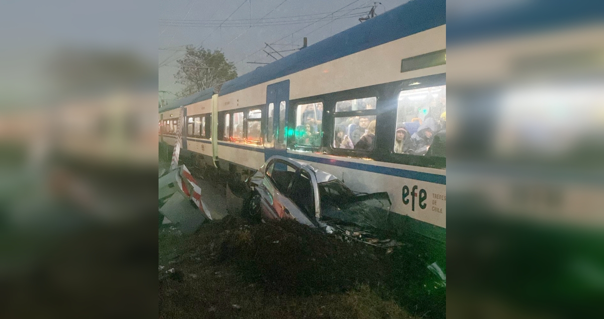 Vehículo termina destruido tras accidente con el Biotrén en San Pedro de la Paz
