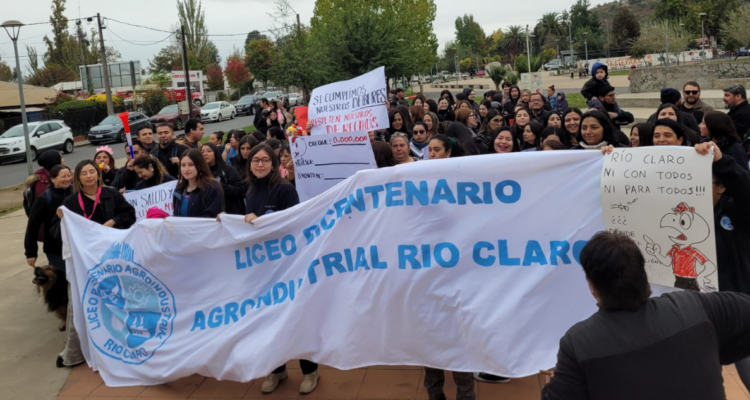 Profesores de Río Claro realizan paro de advertencia: acusan 6 meses de no pago de cotizaciones
