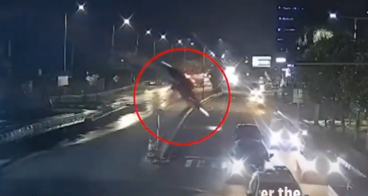 Auto cae de 12 metros de altura desde puente sin terminar en Indonesia por falla de Google Maps