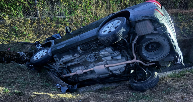 Vehículo de la diputada Karen Medina volcado en accidente