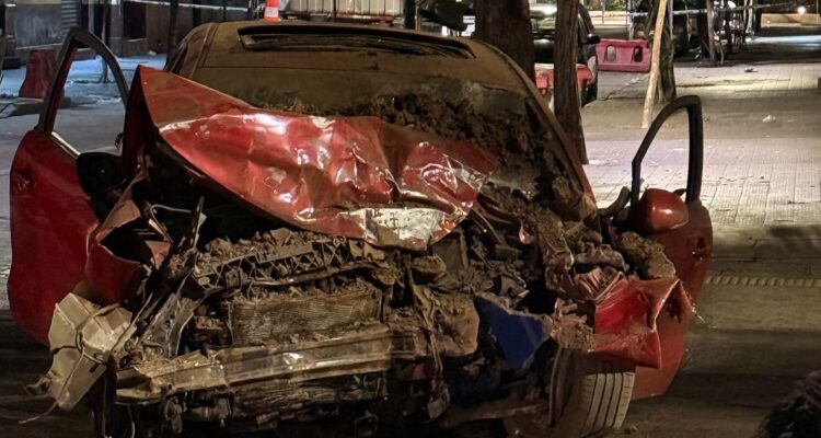 Así quedó el automóvil en el chocaron las tres mujeres que murieron en Santiago