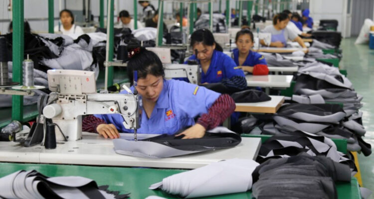 Actividad manufacturera china sufre frenazo en abril como consecuencia de guerra comercial con EEUU