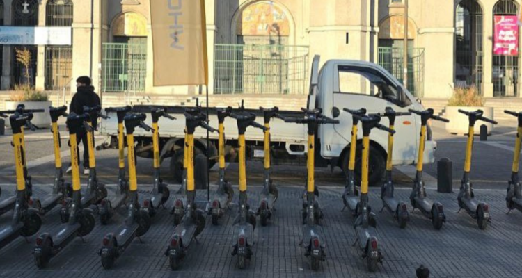 Agreden a coordinador de Whoosh tras enfrentar a sujetos que vandalizaban scooters en Concepción