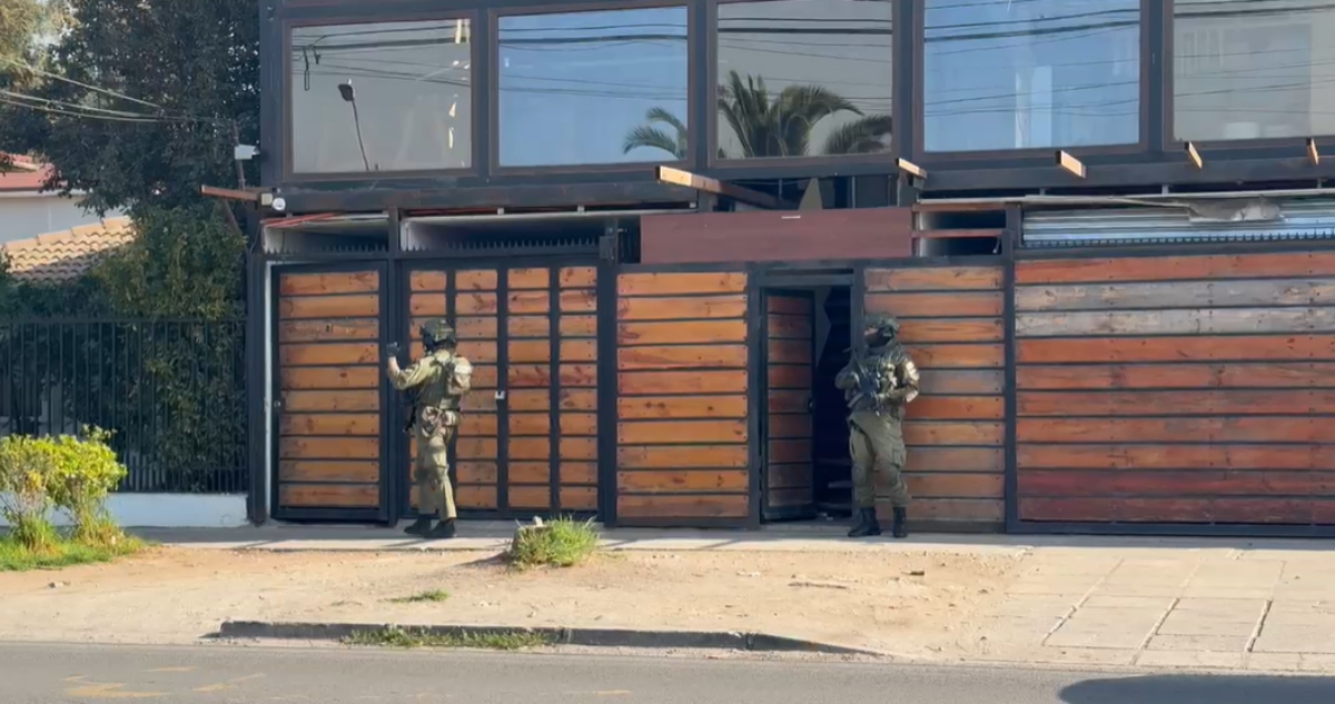 Allanamientos simultáneos en la RM buscando dinero de multimillonario robo contra Brinks