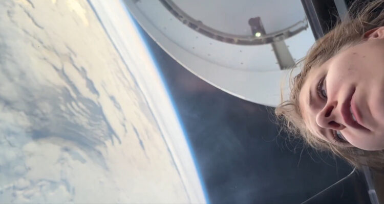 Astronauta viendo la Antártica desde el espacio