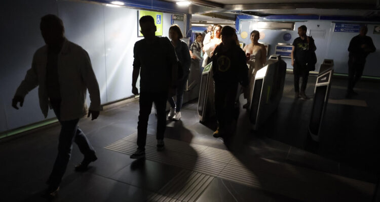 Usuarios del Metro de Madrid abandonan una de las estaciones tras registrarse el apagón