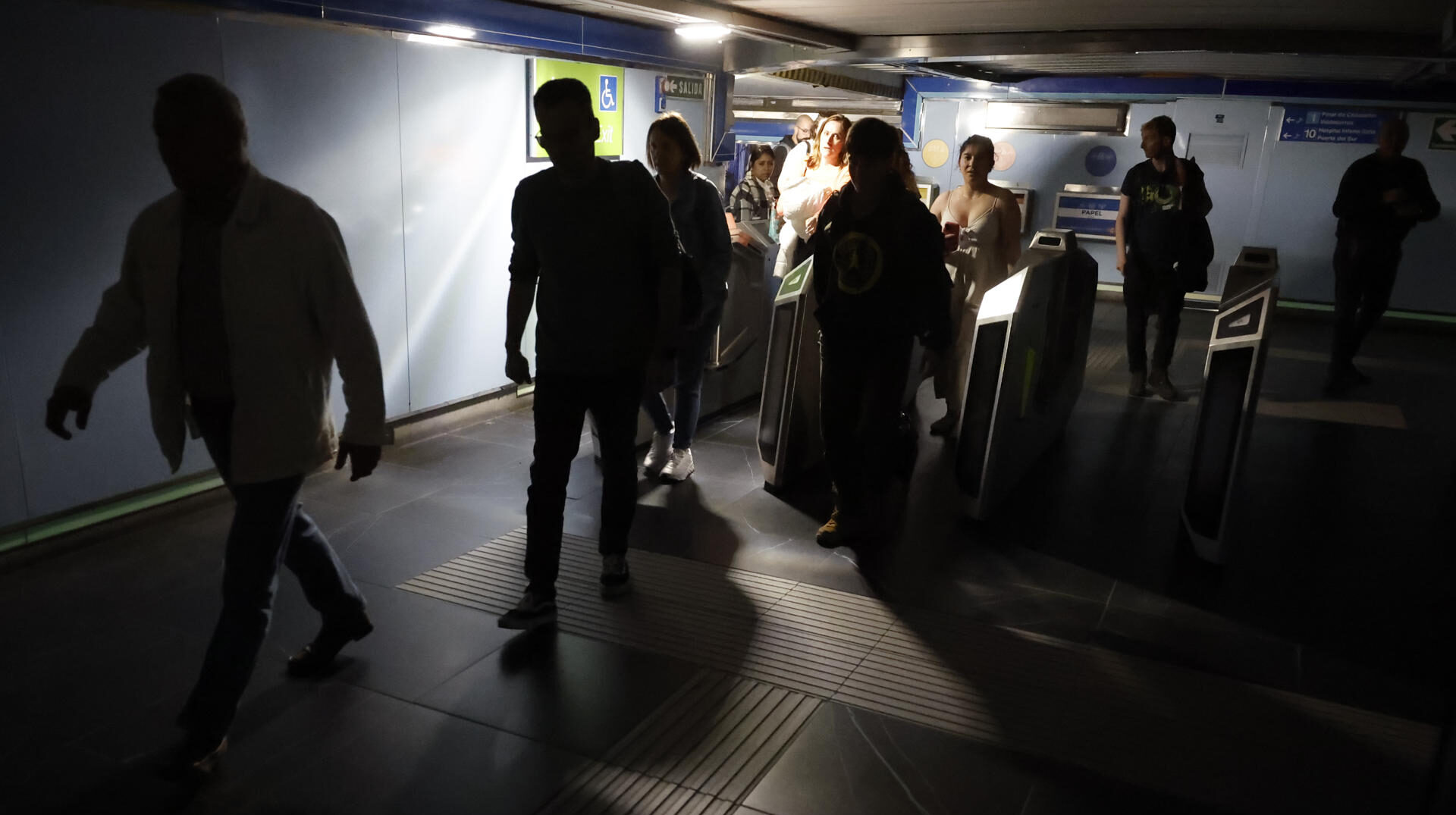 Usuarios del Metro de Madrid abandonan una de las estaciones tras registrarse el apagón