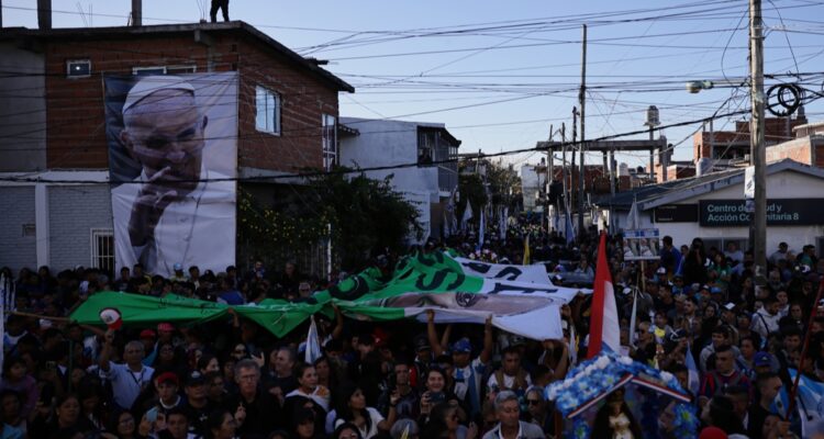 Argentinos despiden con una marcha a fallecido Papa Francisco