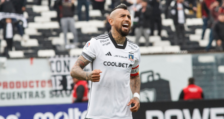 Arturo Vidal arenga a hinchas de Colo Colo para arribar al Monumental en duelazo ante Coquimbo.