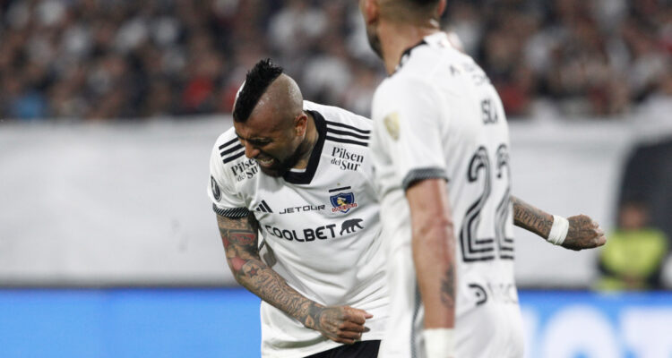 Arturo Vidal jugando para Colo Colo