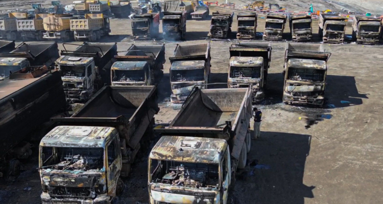 Camiones destruidos en atentado en Santa Bárbara
