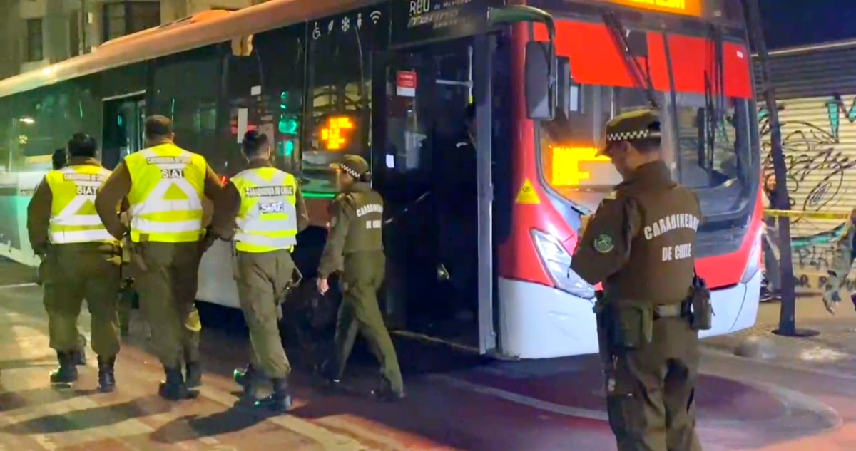 Mueren dos mujeres de 67 y 22 años atropelladas por bus RED en Santiago Centro: no tenían parentesco