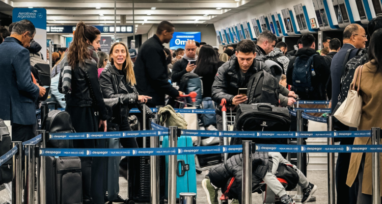 Pasajeros en aeropuerto de Buenos Aires, Argentina.