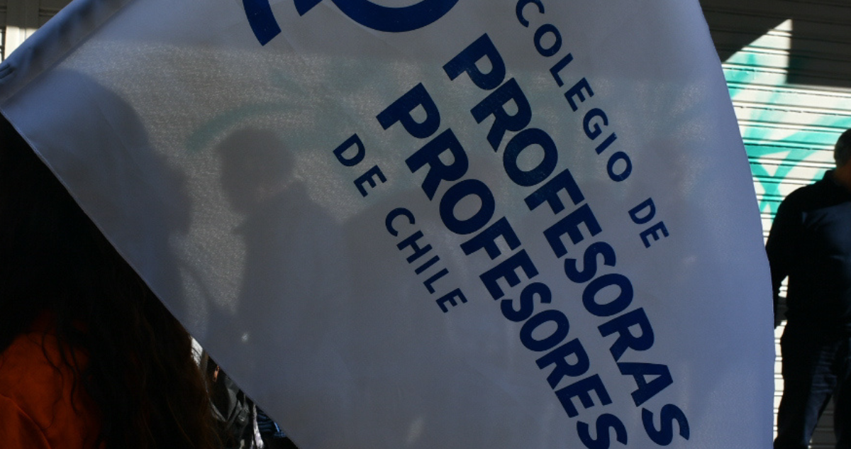 Bandera del Colegio de Profesores por fustigamiento al SLEP Andalién Costa por dos liceos de Coronel