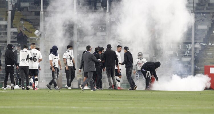 Hinchas de Colo Colo invadieron la cancha del Estadio Monumental.