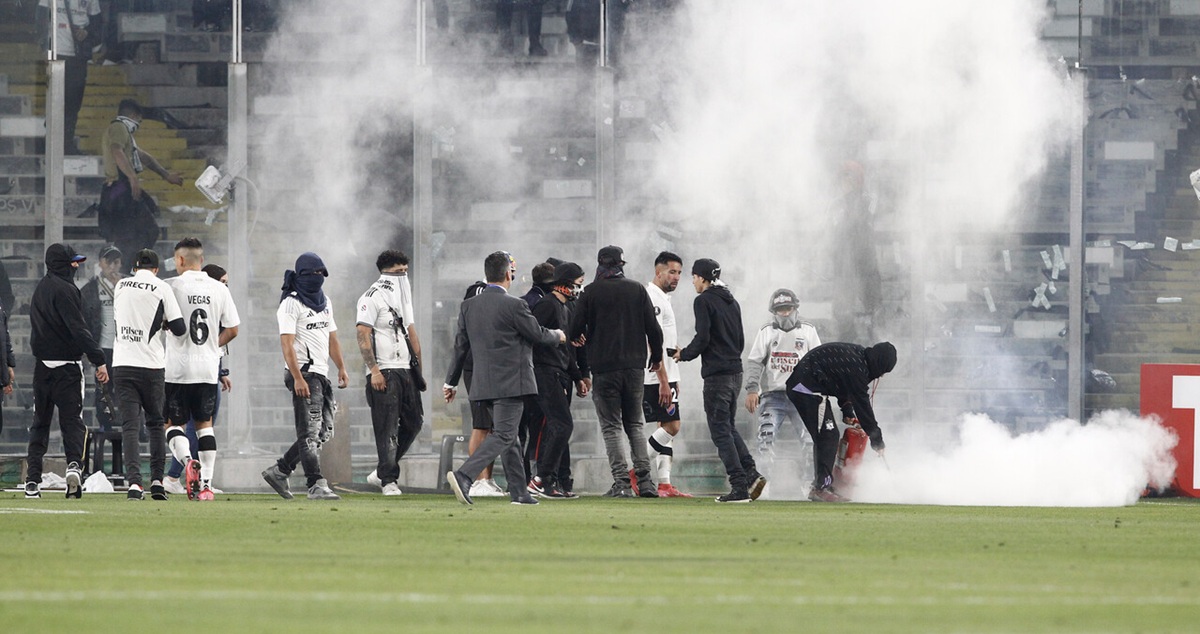 Hinchas de Colo Colo invadieron la cancha del Estadio Monumental.