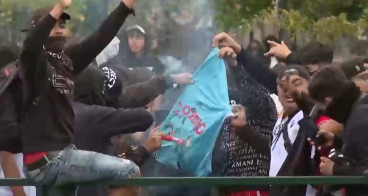 Barristas de Colo Colo quemaron camiseta de La U afuera del Estadio Monumental.