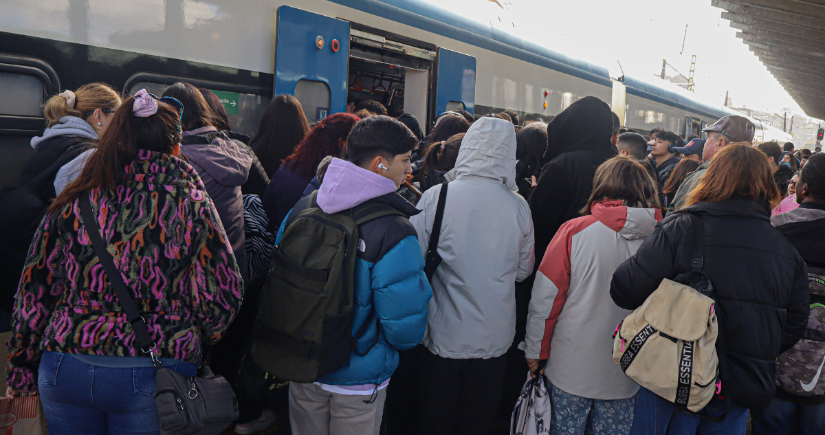 Usuarios de Biotren esperando a subir a tren