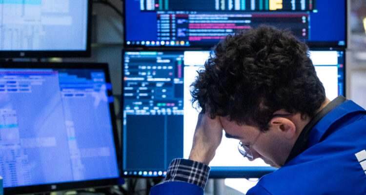 Las Bolsas europeas se desploman y reciben el golpe de la represalia de China contra Donald Trump