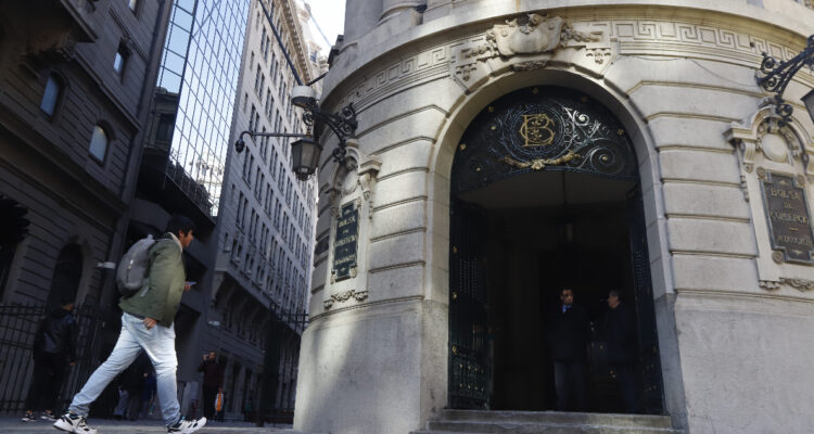 Luego de alcanzar récord: Bolsa de Santiago abre con baja y atenta a evolución de la guerra comercial
