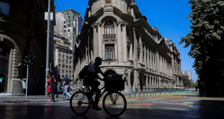 Bolsa de Santiago abrió con discreta alza, siguiendo tendencia global y atenta a la guerra comercial