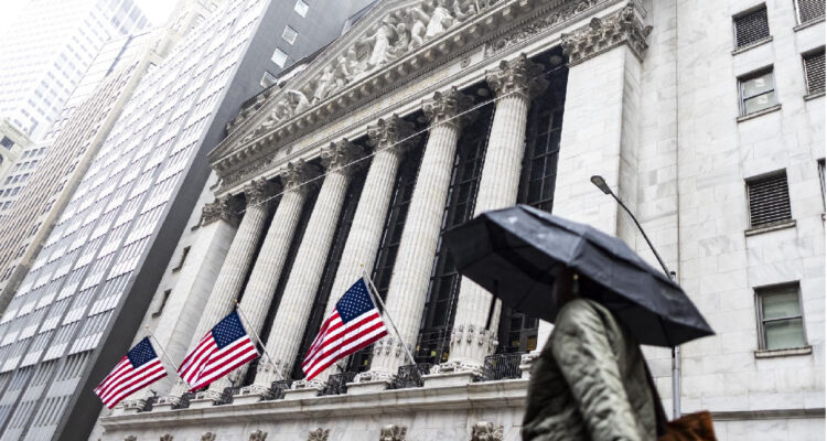 Wall Street cierra en verde animado por las exenciones arancelarias de Trump a productos electrónicos