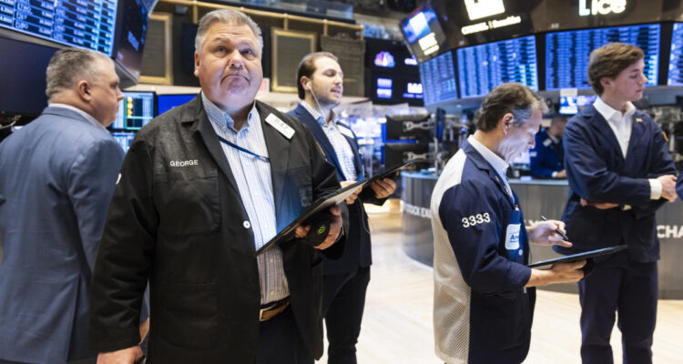 Wall Street abrió en rojo antes de que se conozcan los nuevos aranceles de Donald Trump