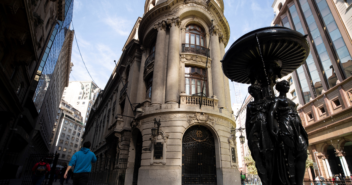 Bolsa de Santiago abrió en rojo tras el primer gran dato económico de EEUU en la gestión de Trump